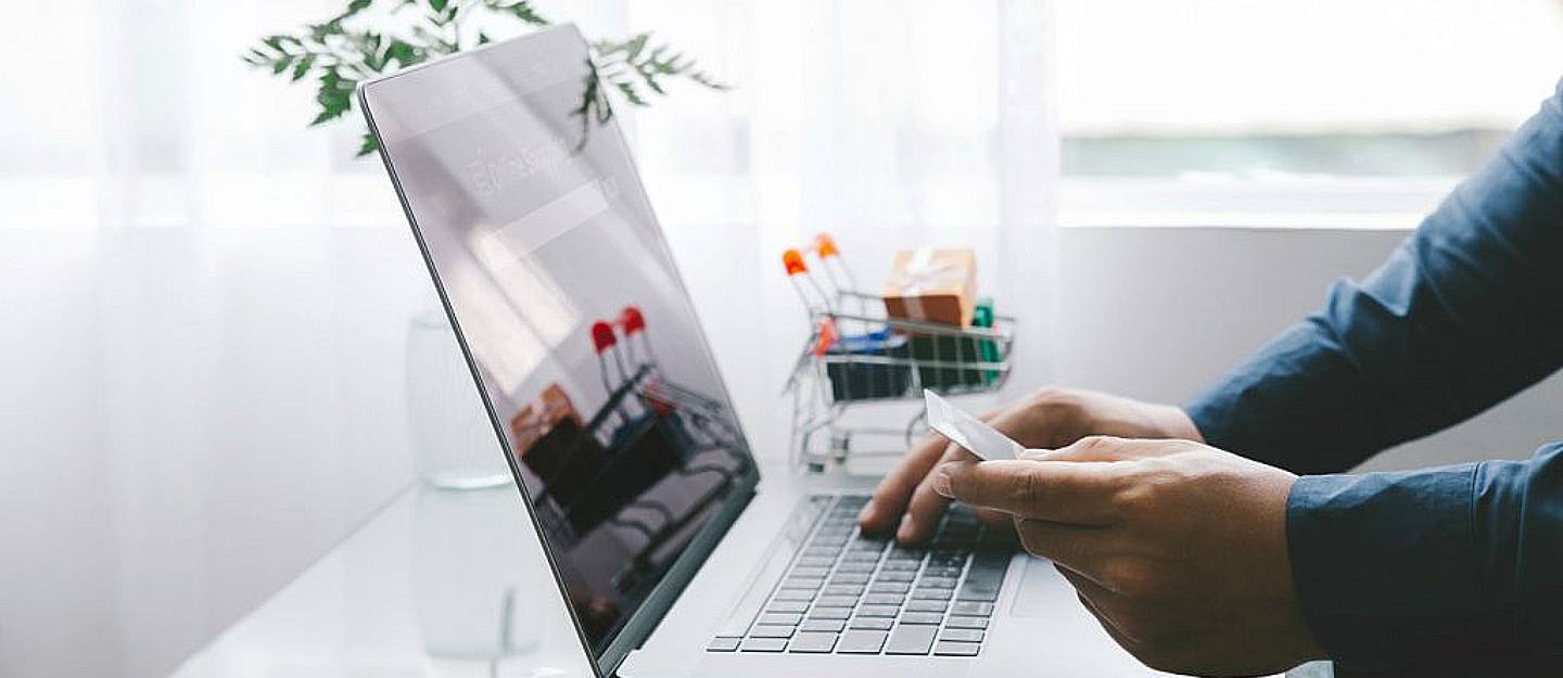 شخص يستخدم لابتوب