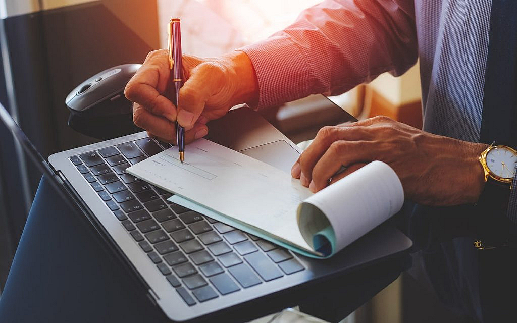 شخص يكتب شيك