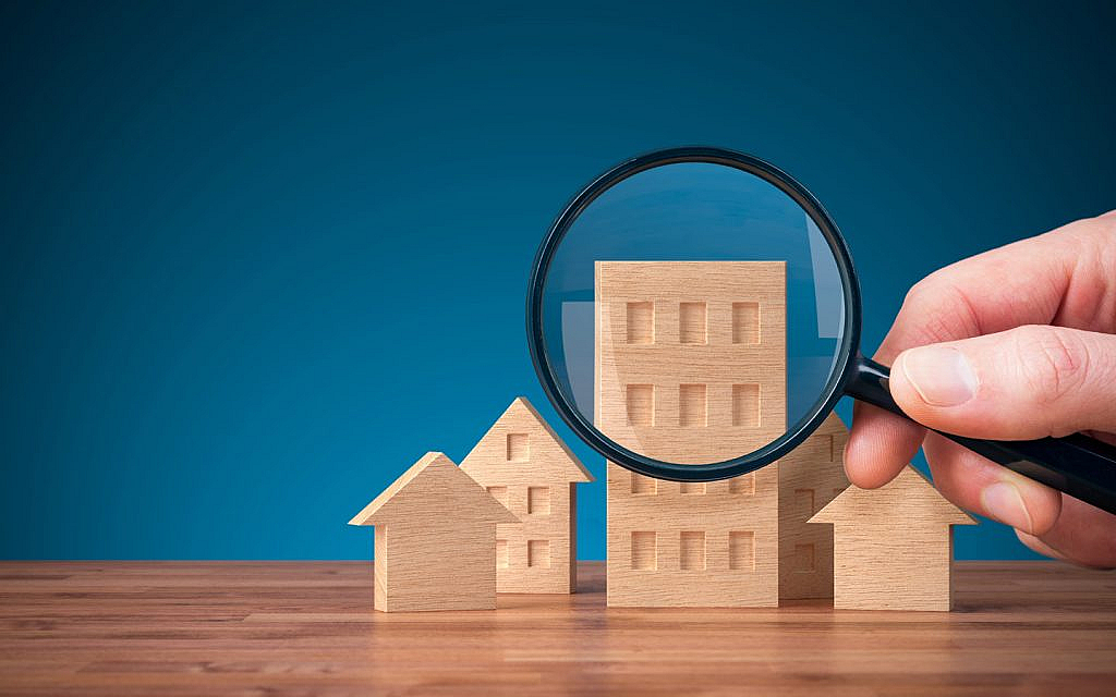 شخص يبحث عن مواصفات مبنى