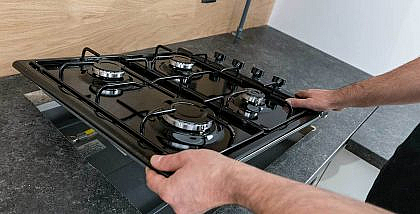 شخص يصلح الغاز في المنزل