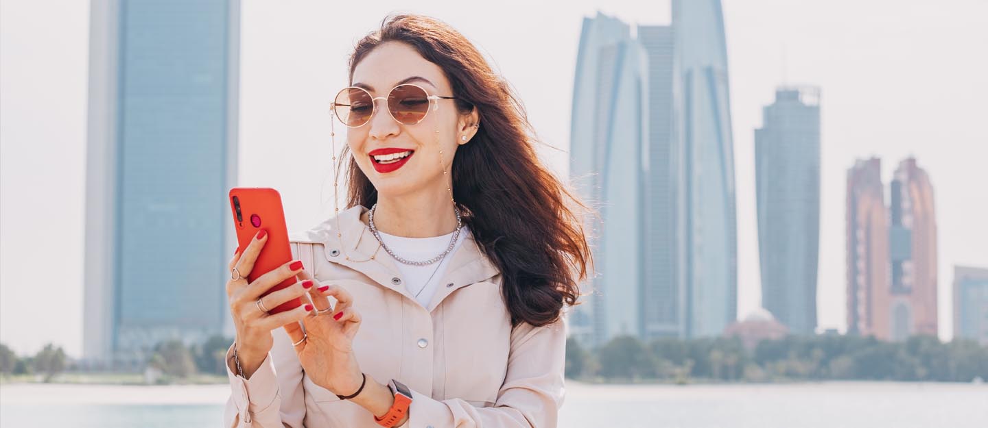 فتاة تستخدم تطبيق دائرة البلدية والتخطيط