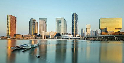 منطقة أبراج سكنية بإطلالة مائية
