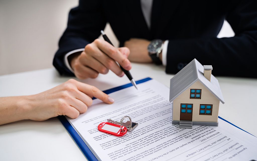 أشخاص يوقعون على ورقات