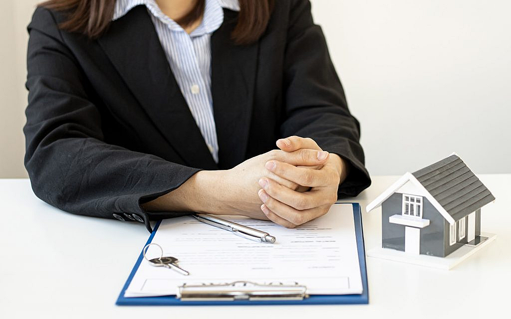 شخص أمامه ورق