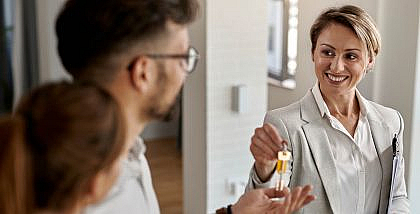 وكيلة عقارية تسلم متاح منزل لشخصين متزوجين حديثاً