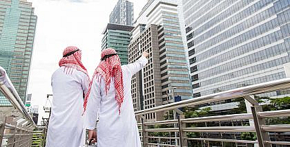 شخصان في منطقة عقارية