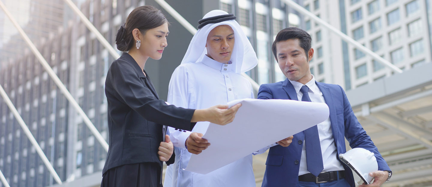 مهندس يشرح لأشخاص مخطط عقاري