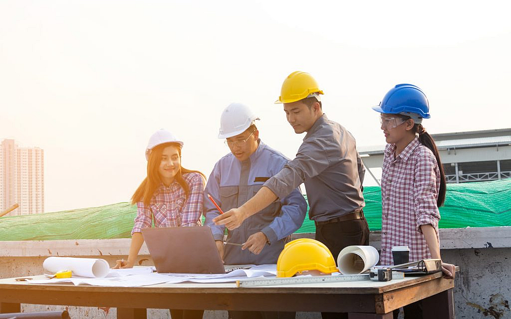 مجموعة من المهندسين في حلقة نقاش