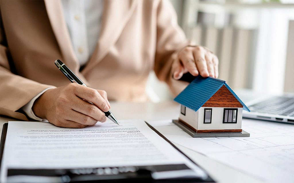 فتاة تتحقق من مستندات 