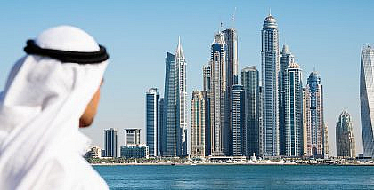 شخص ينظر لأبراج في دبي