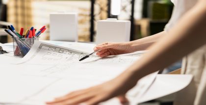 فتاة تقرأ مخطط بناء