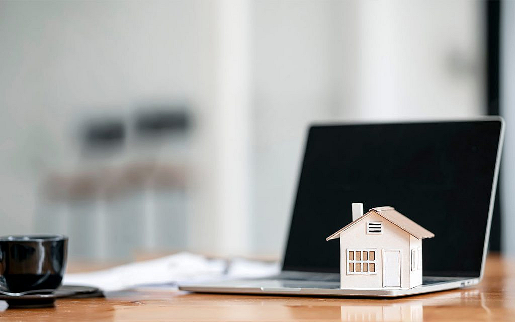 مجسم لعقار في اللابتوب