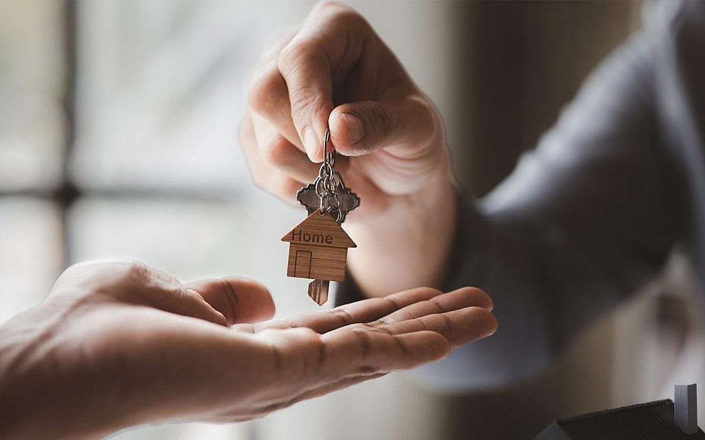شخص يسلم الاخر مفتاح لمنزل