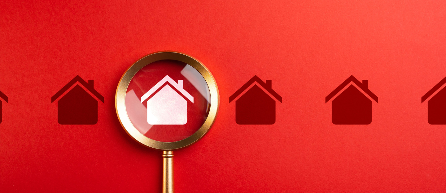 عدسة مكبّرة فوق صورة منزل