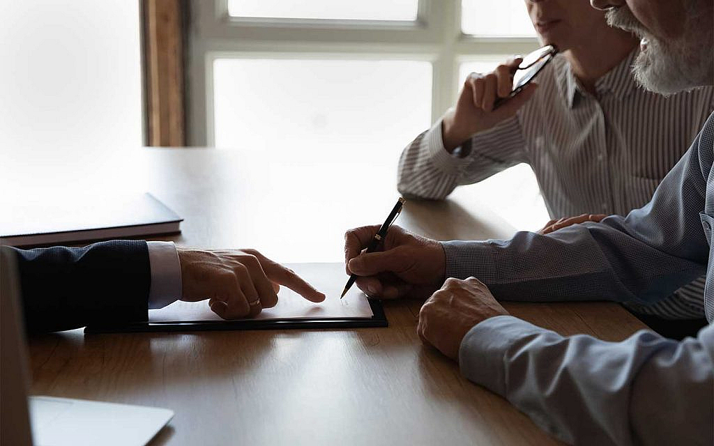 التأكد من وضوح العقود