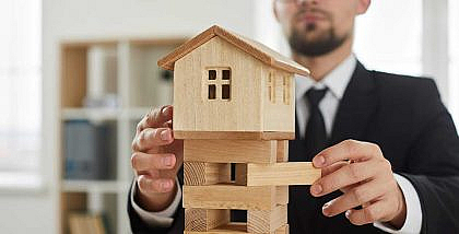 شخص مع مجسم لمنزل