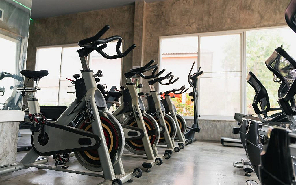 Real estate agents can help you find properties close to fitness centres in Dubai.