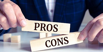 شخص يحمل لوحة إيجابيات وسلبيات