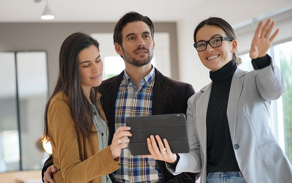 عائلة تتفقد عقارًا مع وكيلة عقارات