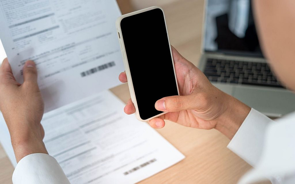 شخص يدفع من تطبيق