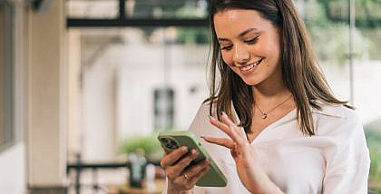 فتاة تستخدم تطبيق دبي الآن