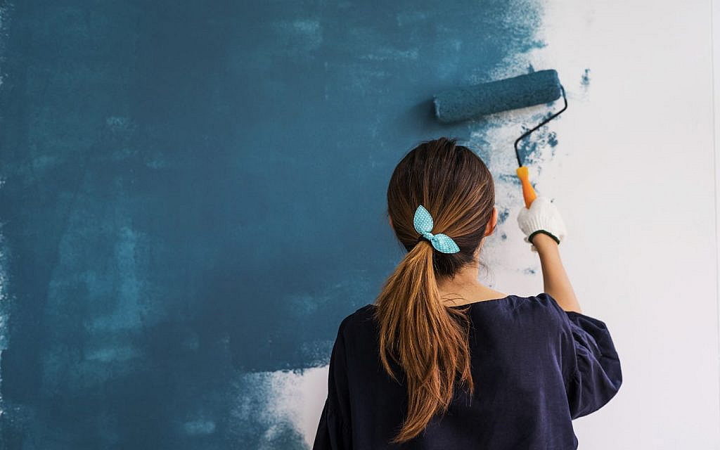 There are several benefits of using sustainable wall paints