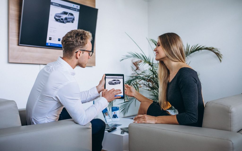 Agent helping a customer to register a vehicle