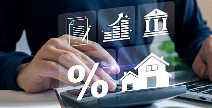 شخص يستخدم آلة حاسبة ورموز تتعلق بالاستثمار العقاري