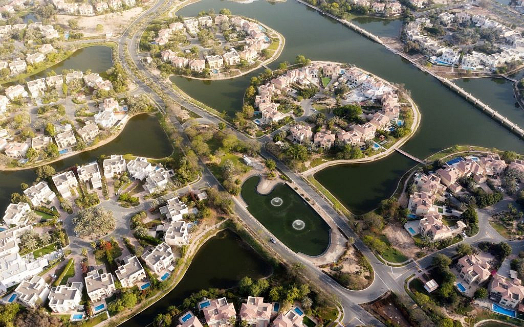Jumeirah Islands is saturated with clusters of villas and townhouses.