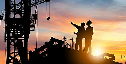 عمال بناء ورافعة في أحد المواقع الإنشائية