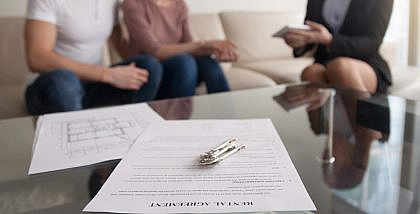 عقد إيجار على الطاولة