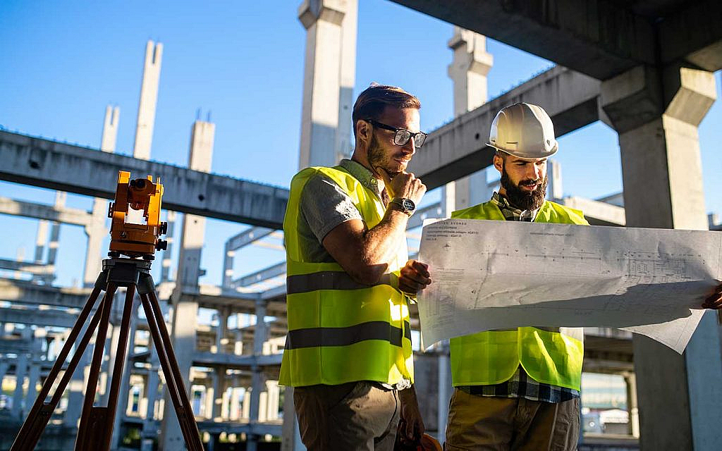 عمال هندسة في الموقع