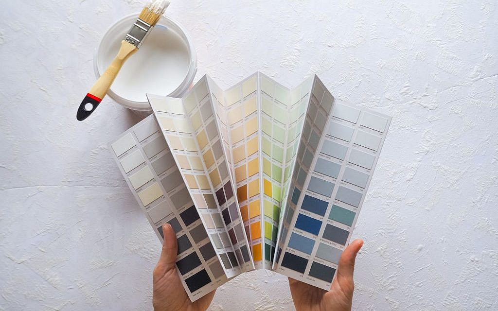 ورقة تحتوي على ألوان طلاء