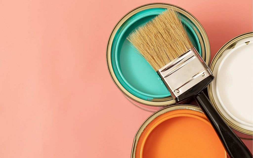 فرشاة طلاء ودلاء تحتوي على طلاء صديقة للبيئة