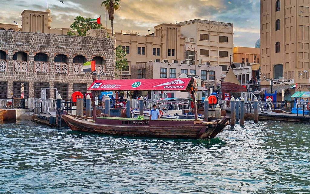 قارب من قوارب العبرة التقليدية في بر دبي