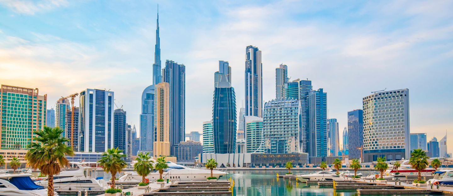 مجموعة من ناطحات السحاب الحديثة والمباني الشاهقة