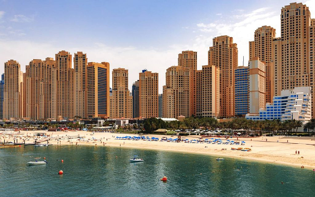 أبراج سكنية مرتفعة تمتد على طول الشاطئ
