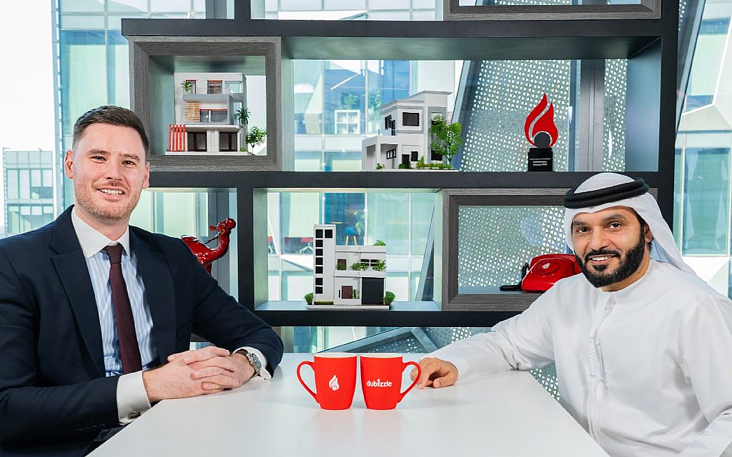 مقدم البرنامج أوليفر كيمبر مع سيد محمد البحر