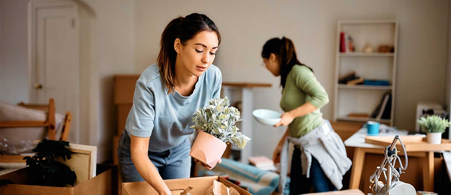 سيدة تجهز أغراض الرحيل