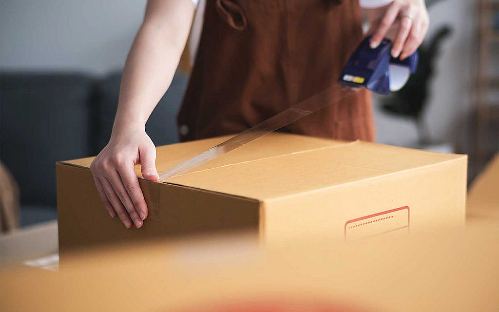 شخص مع كرتونة نقل