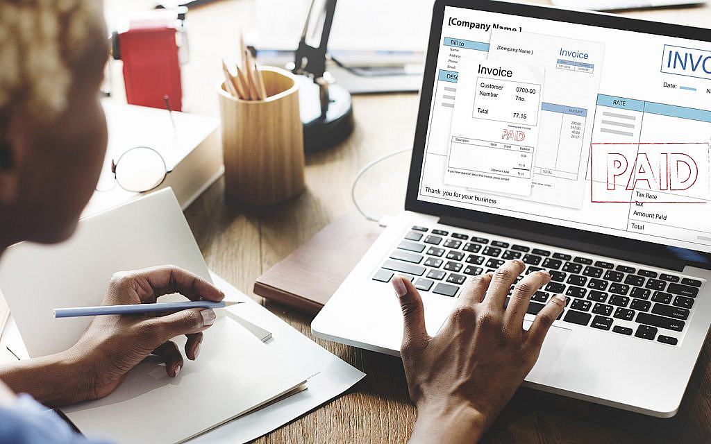 شخص يستخدم اللابوتوب