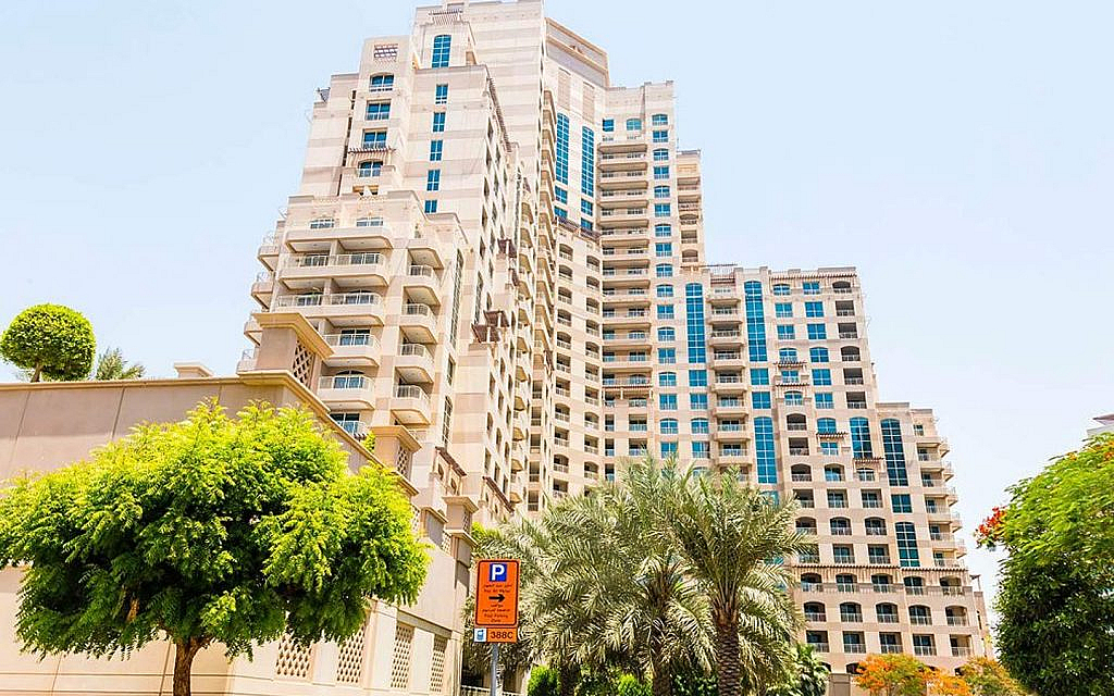 مجمع سكني ضخم محاط بأشجار