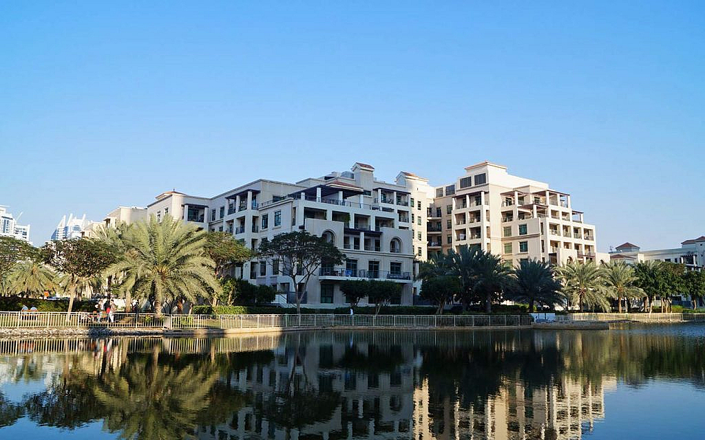 مجمعات سكنية مطلة على بحيرة
