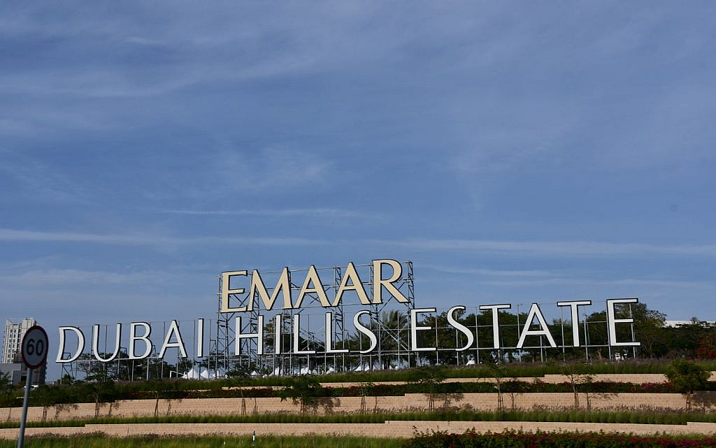 Dubai Hills Estate offers luxury living with greenery and top-notch amenities.