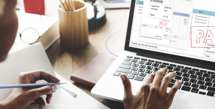 شخص يقوم بحساب نفقاته