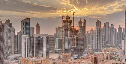برج قيد الإنشاء وسط أبراج سكنية جاهزة
