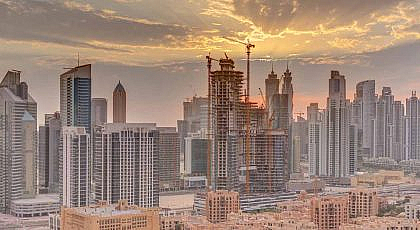 برج قيد الإنشاء وسط أبراج سكنية جاهزة