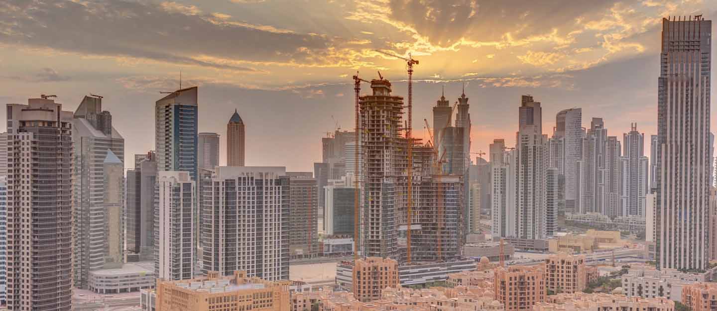 برج قيد الإنشاء وسط أبراج سكنية جاهزة