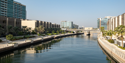 مجمعات سكنية أمام قناة بحرية في أبوظبي