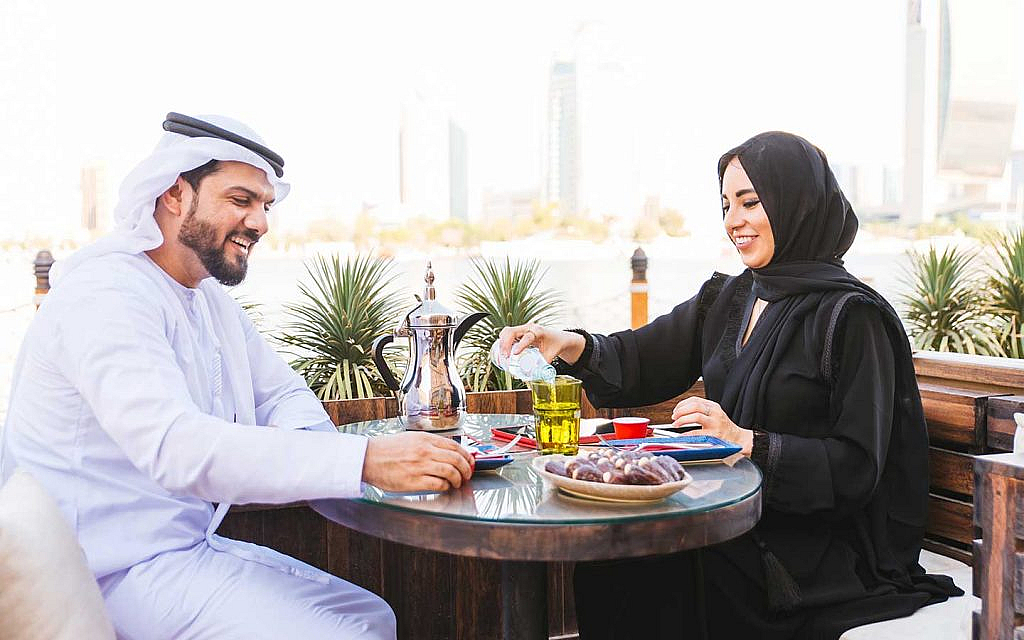 شخصان يستمتعان بجلسة تقليدية في دبي